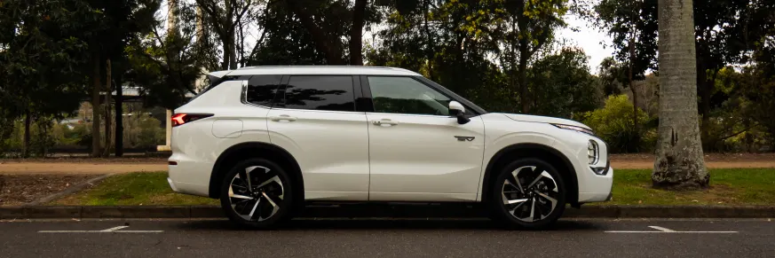 5 Things We Love About the All-New Mitsubishi Outlander Plug-In Hybrid EV banner